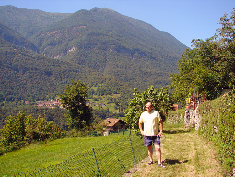 Lil insists I pose on the track during the walk to Il Rogolone