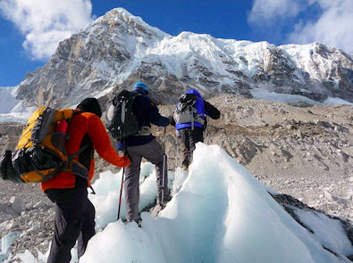 Crossing the Kumbu glacier