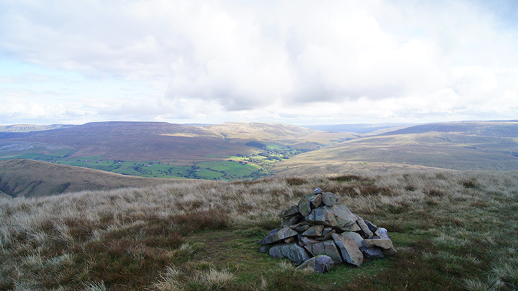 Yarlside top is marked with a modest cairn