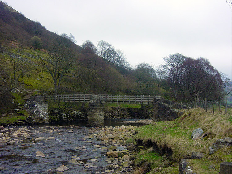 Footbridge over the Swale between Thwaite and Muker