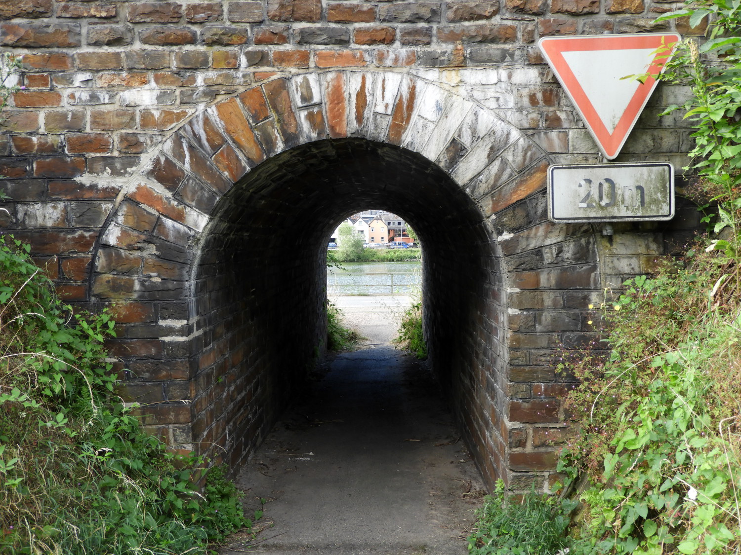 Access tunnel from Moselweinstraße to the river