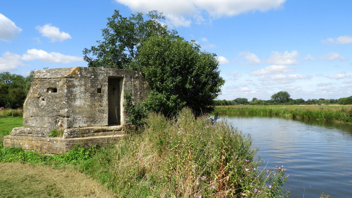 Defensive pillbox beside the Thames