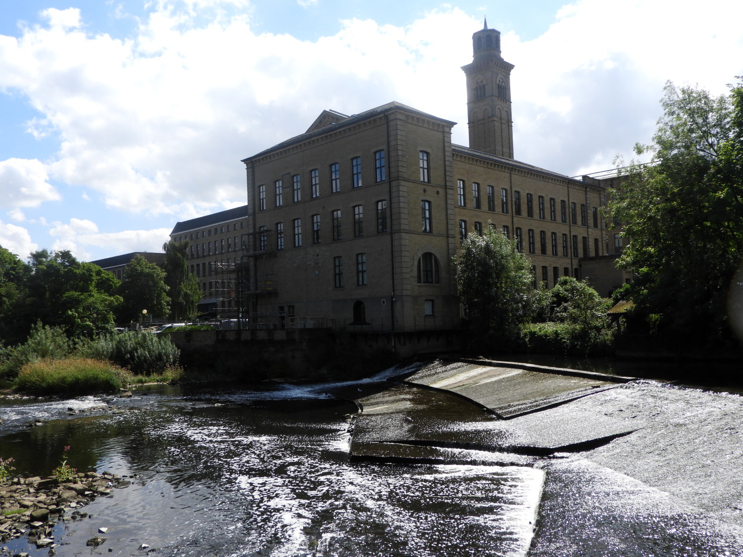 Weir on River Aire in Robert's Park