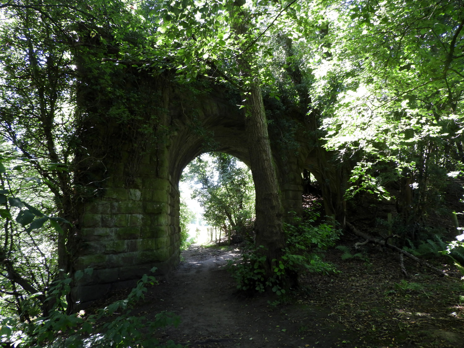 Disused railway arch near Low Laithe