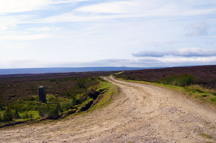 Turning left and heading west at Combs Fell