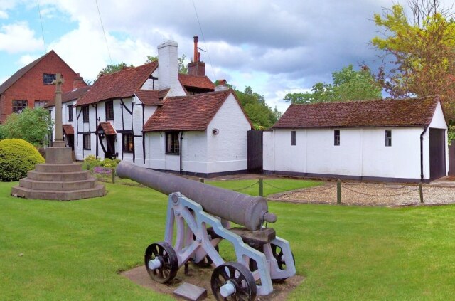 Cannon and War Memorial, Chobham