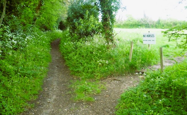 Crossing the London Loop near Farthing Street