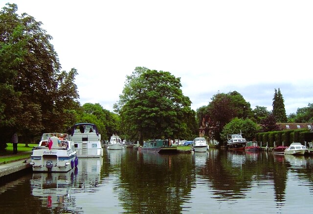 Rivercraft on the Thames at Hurley Lock