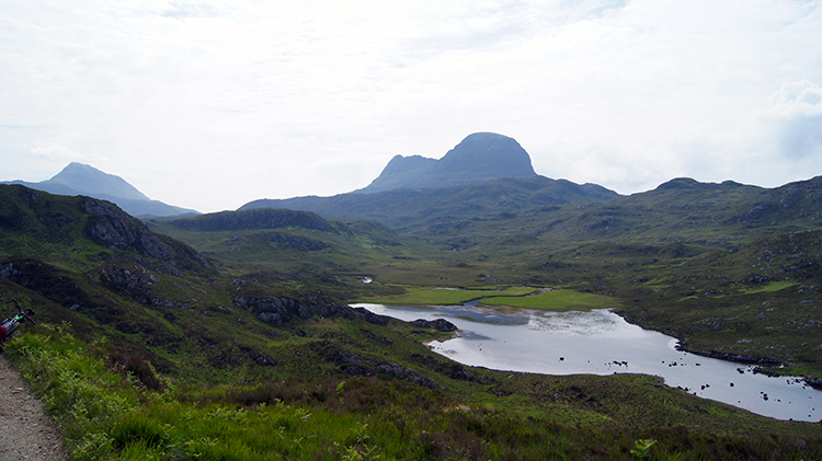 Passing Loch na h-Airigh Fraoich