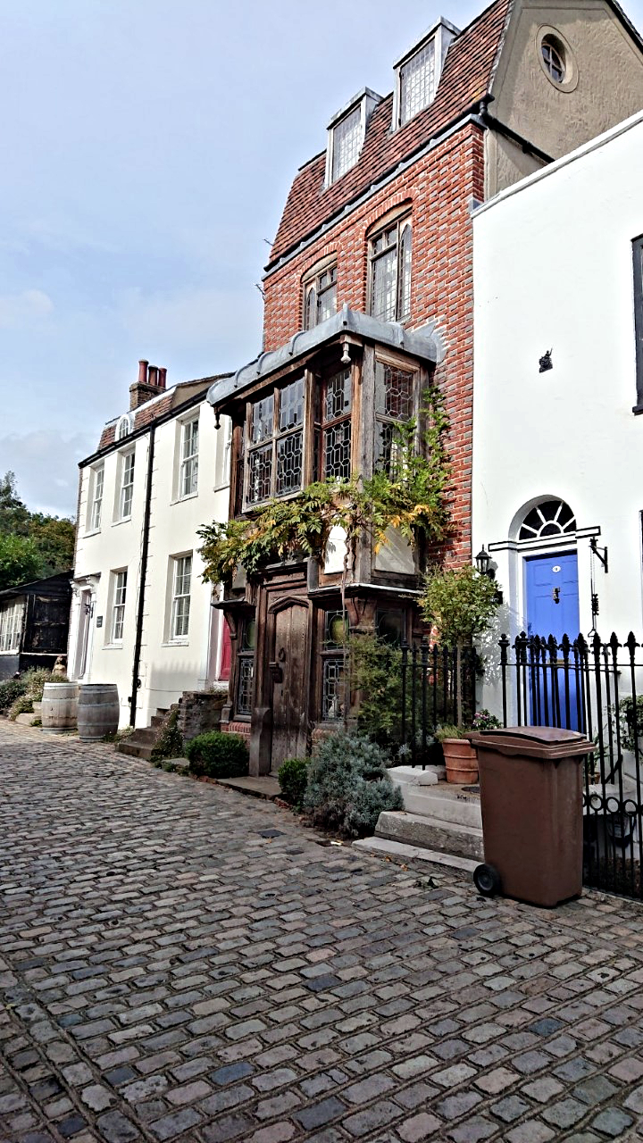 Stylish houses in Upnor